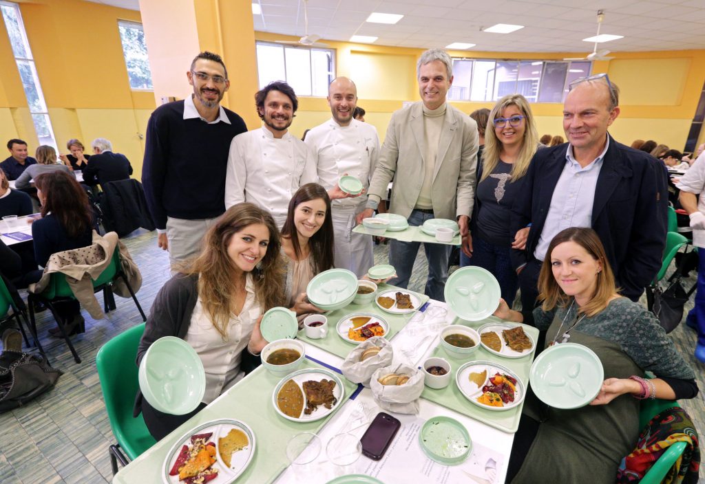 Bologna, 17/10/2015.  Azienda Ospedaliera S. Orsola-Malpighi Bologna.  Convegno: TUMORI, NUTRIZIONE E DINTORNI Aggiornamenti in oncologia ginecologica.  Lunch (gustoso, salutare e vegetale) offerto dalla Cucina dellAzienda Ospedaliera S. Orsola-Malpighi Bologna in collaborazione con Ristorante Joia, alta cucina naturale. Pietro Leemann chef e titolare dl ristorante Jota (al centro) e i suoi collaboratori Sauro Ricci e Fabrizio Marino.  Foto Paolo Righi/Meridiana Immagini