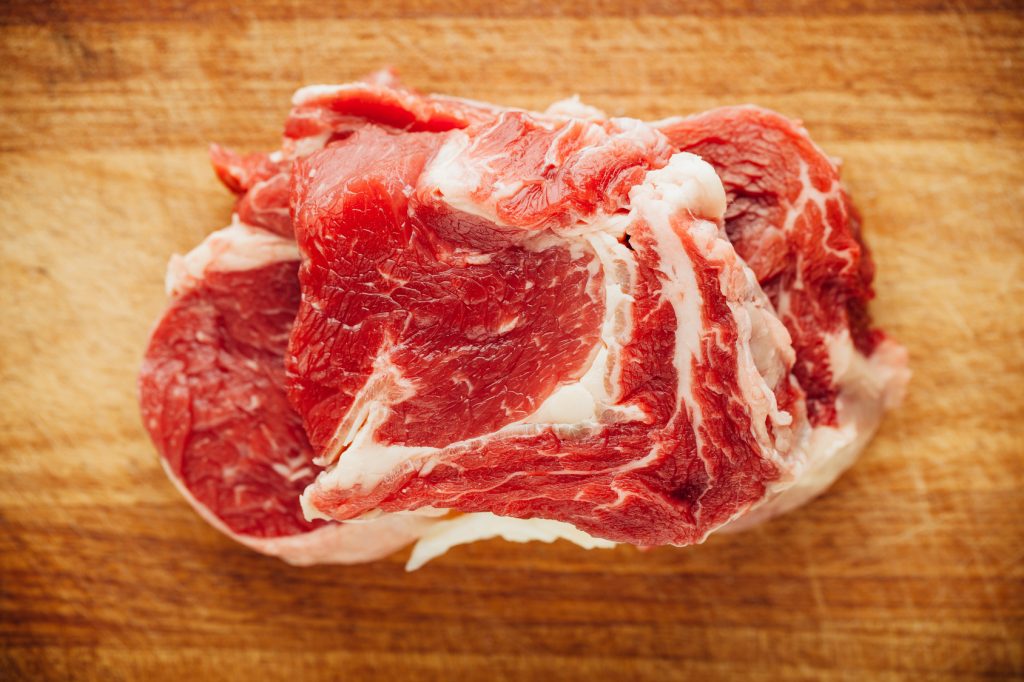 CARNE ROSSA, ALLARME OMS: TUTTO FUMO E (POCO) ARROSTO?