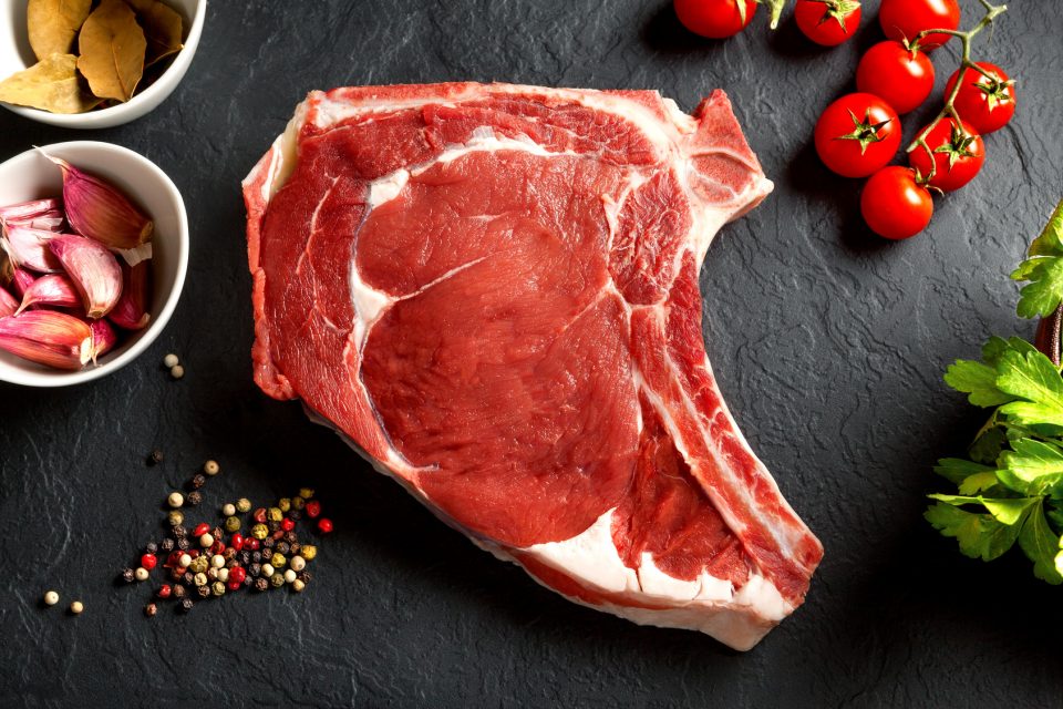 CARNE ROSSA, ALLARME OMS: TUTTO FUMO E (POCO) ARROSTO?