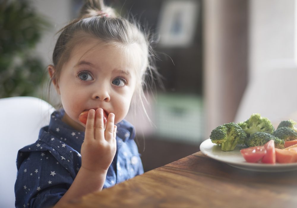 bambina mangia