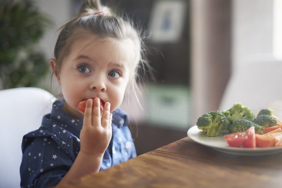 bambina mangia