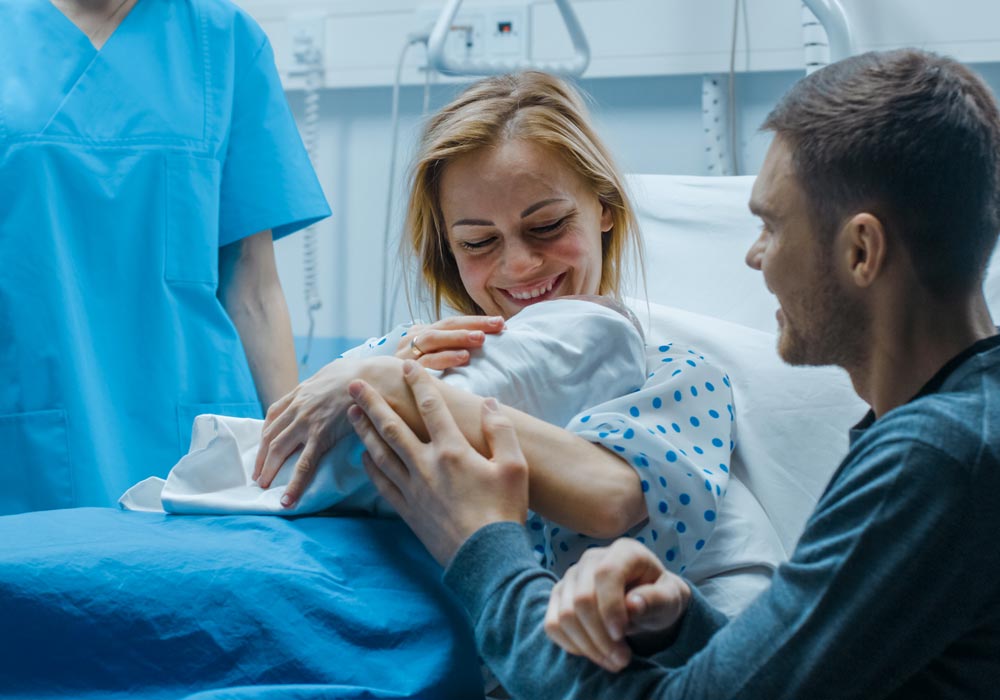 Mamme lavoratrici, accompagnate e di circa 33 anni. Ecco la fotografia delle nascite in Italia