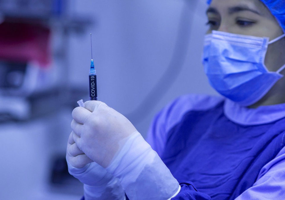 Israele primo paese al Mondo a varare la terza dose del vaccino anti Covid-19. In Italia? La parola agli esperti