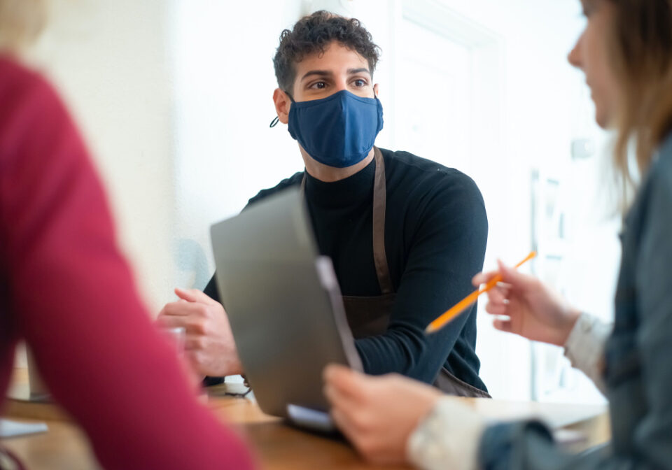 Monitoraggio del virus e vaccini, la lotta al Covid non si arresta